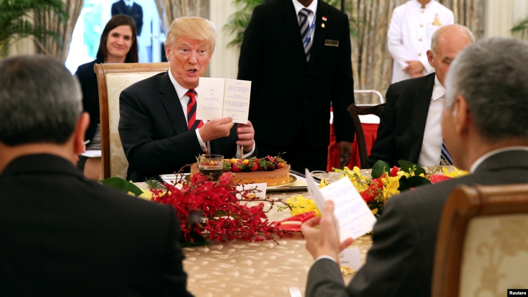 Tổng thống Mỹ Donald Trump dùng cơm trưa với Thủ tướng Singapore Lý Hiển Long, tại đảo Istana, Singapore, ngày 11/6/2018.