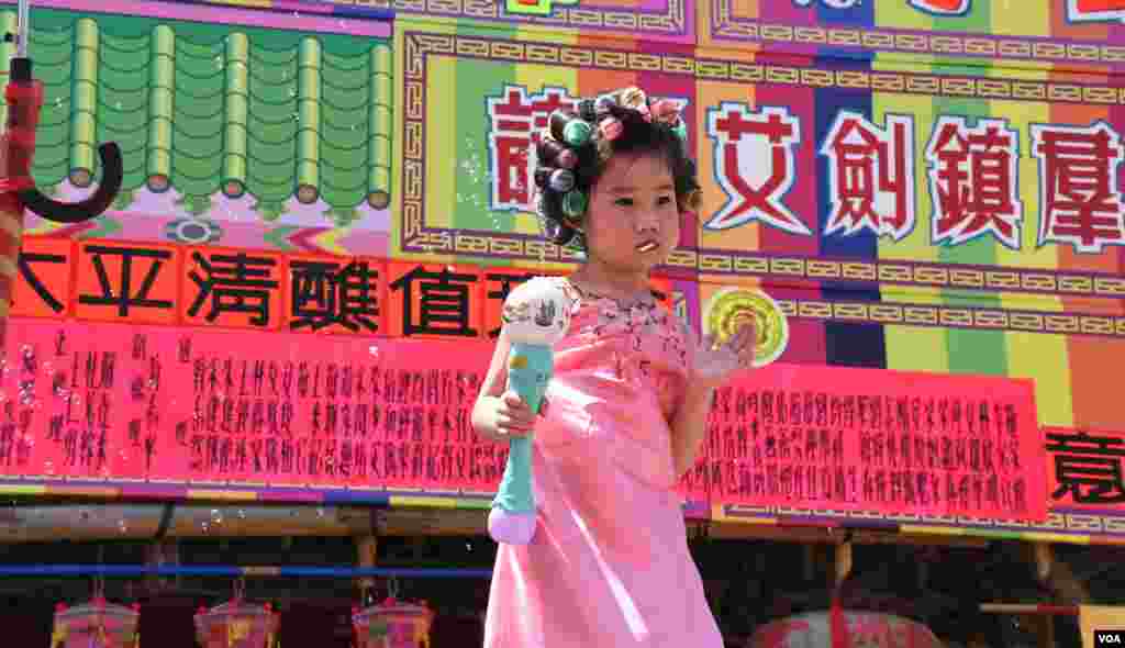 小女孩扮演周星馳電影《功夫》的包租婆。(美國之音湯惠芸拍攝)