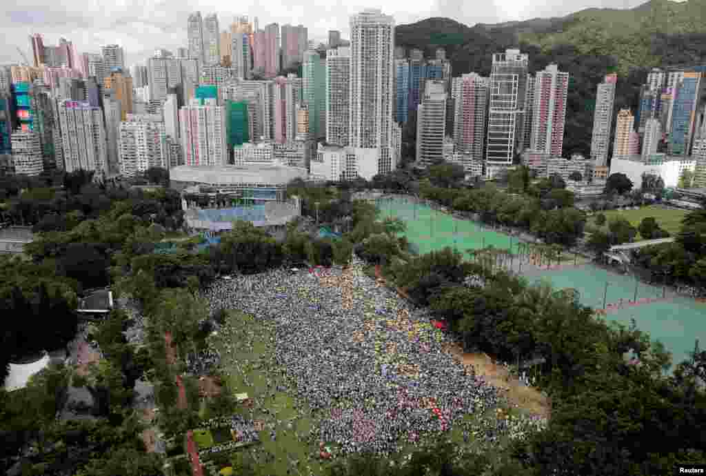 2019年6月9日在香港維多利亞公園，示威群眾要求當局廢除擬議中的把犯人引渡到中國的法案。他們手持黃色雨傘，這是過去的佔領中環運動的象徵。