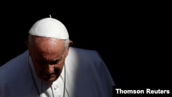로마 가톨릭교회의 수장인 프란치스코 교황이 미사 접전을 마치고 걸어나오고 있다. (자료사진)
