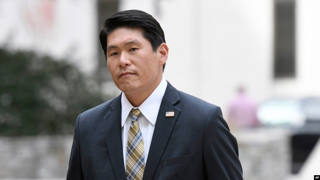 En esta imagen de archivo, el fiscal estadounidense Robert Hur llega a una corte de distrito en Baltimore, el 21 de noviembre de 2019.