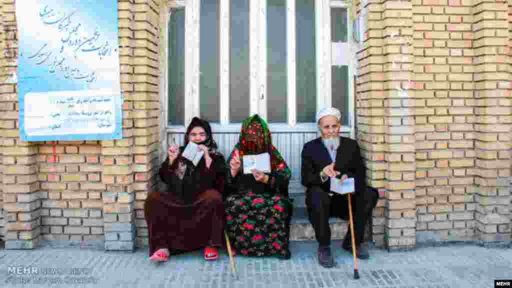 رای دهندگان در بجنورد