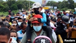 Decenas de personas cruzan el puente internacional Simón Bolívar desde Venezuela a Cútuta, Colombia, el 12 de marzo de 2020.