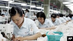 개성공단 내 한국 기업에서 근무하는 북한 근로자들. (자료 사진)