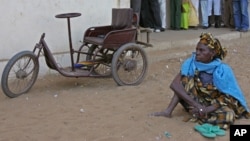 Une femme vivant avec handicap à Dakar, Sénégal, 25 février 2007.