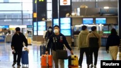  지난 14일 일본 오사카의 간사이국제공항에서 여행객이 마스크를 착용하고 있다. 