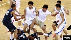 Para pemain dari tim basket Georgetown University dan klub Tiongkok Bayi Rockets berkelahi dalam laga persahabatan di Arena Basket Olimpiade Beijing, Kamis (18/8).