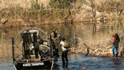 Sekelompok migran dijemput oleh petugas dari Texas setelah terdampar di tepian sungai selama berjam-jam di Eagle Pass, Texas, pada 18 Januari 2024. (Foto: Reuters/Go Nakamura)