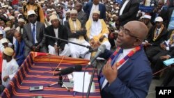 Azali Assoumani donne un discours à ses sympathisants à Moroni, Comores, le 24 janvier 2016. Il a été déclaré en tête de l'élection en avril.