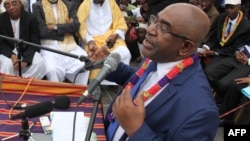 Azali Assoumani donne un discours à ses partisans pendant un meeting de la campagne présidentielle à Moroni, aux Comores, le 24 janvier 2016.