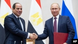 Presiden Rusia Vladimir Putin (kanan) dan Presiden Mesir Abdel-Fattah el-Sisi di Sochi, Rusia, 17 Oktober 2019. (Foto: dok).