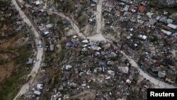 Vue aérienne des maisons après que l'ouragan Matthew a dévasté la ville de Jeremie, à Haiti, le 5 octobre 2016. 