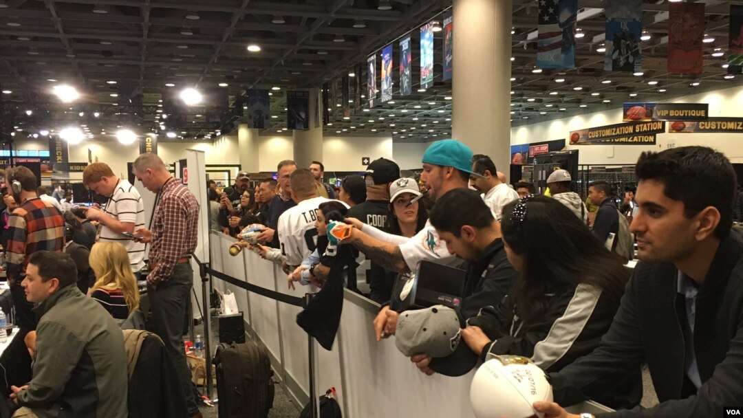Para penggemar menyaksikan kegiatan Radio Row Super Bowl 50, di Moscone Convention Center, San Francisco, 5 Februari 2016. (P. Brewer/VOA)