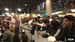 Para penggemar menyaksikan kegiatan Radio Row Super Bowl 50, di Moscone Convention Center, San Francisco, 5 Februari 2016. (P. Brewer/VOA)