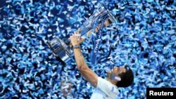 Grigor Dimitrov merayakan kemenangannya setelah mengalahkan petenis Belgia, David Goffin, di ATP Finals di O2 Arena, London, Inggris, 19 November 2017. 