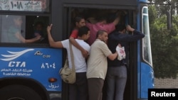 Un bus public dans la capitale au Cairo, Egypte, le 10 mai 2015. 