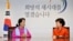 Burma's pro-democracy leader Aung San Suu Kyi (L) speaks to South Korea's President-elect Park Geun-hye during their meeting in Seoul,January 29, 2013. 