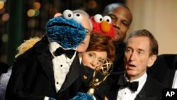 Bob McGrath (kanan), melihat Cookie Monster saat mereka menerima Lifetime Achievement Award untuk '"Sesame Street" di Daytime Emmy Awards di Los Angeles, 30 Agustus 2009. (Foto: AP)