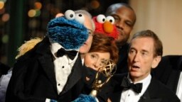 Bob McGrath (kanan), melihat Cookie Monster saat mereka menerima Lifetime Achievement Award untuk '"Sesame Street" di Daytime Emmy Awards di Los Angeles, 30 Agustus 2009. (Foto: AP)