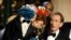 Bob McGrath (kanan), melihat Cookie Monster saat mereka menerima Lifetime Achievement Award untuk '"Sesame Street" di Daytime Emmy Awards di Los Angeles, 30 Agustus 2009. (Foto: AP)