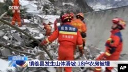 Esta imagen, tomada de un video emitido por la televisora estatal china CCTV, muestra a rescatistas que buscan sobrevivientes tras un alud de tierra en el poblado de Liangshui, en el suroeste de China, el lunes 22 de enero. 