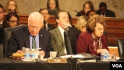 El senador demócrata Patrick Leahy, presidente del comité judicial junto a la senadora Dianne Feinstein durante la audiencia del Senado donde se discutió el tema de los trabajadores agrícolas.[Foto: Mitzi Macias, VOA].