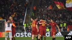 Les joueurs de l'AS Roma célèbrent leur victoire lors du match retour contre Shakhtar Donetsk, Rome le 13 mars 2018.