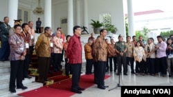 Presiden Jokowi menjawab pertanyaan wartawan soal calon Kapolri, di Istana Bogor, Jawa Barat, Jumat 13 Februari 2015. (Foto: VOA/Andylala)