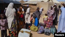 Familles venues de Gwoza, dans l'Etat de Borno, déplacées par la violence et les troubles causés par l'insurrection, vivent dans un camp de réfugiés en Mararaba Madagali, l'Etat d'Adamawa, 18 février 2014.