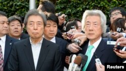 2014年1月14日，兩位前日本首相小泉純一郎（右）與細川護熙（左）在東京被記者包圍。他們對現任首相安倍晉三的核政策提出挑戰。