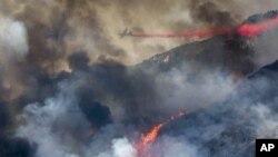 Požar u brdima oko grada Jukaipa u Kaliforniji (Foto: AP Ringo H.W. Chiu)