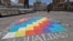 La plaza San Francisco, es donde se concentran los grupos sociales para protestar pacíficamente. Este día hay una whipala pintada en el centro de la plaza con varios mensajes escritos.