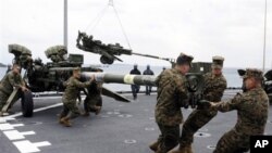 Angkatan Laut AS mempersiapkan peralatan yang akan digunakan untuk latihan militer bersama 'Cobra Gold 2012' di Okinawa, Jepang (Foto: dok). 