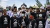 Para pendukung Rizieq Shihab, pimpinan FPI berkumpul dalam unjuk rasa dukung ulama di depan masjid agung Baiturrahman di Banda Aceh pada 8 Desember 2020, setelah enam pendukungnya ditembak mati pada 7 Desember (Foto: AFP/Chaideer Mahyuddin)