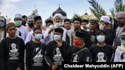 Para pendukung Rizieq Shihab, pimpinan FPI berkumpul dalam unjuk rasa dukung ulama di depan masjid agung Baiturrahman di Banda Aceh pada 8 Desember 2020, setelah enam pendukungnya ditembak mati pada 7 Desember (Foto: AFP/Chaideer Mahyuddin)