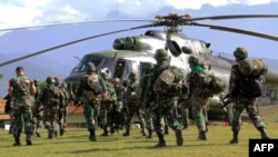 Pasukan TNI bersiap menaiki helikopter dari Wamena di Provinsi Papua untuk mengevakuasi jenazah pekerja konstruksi yang tewas diserang kelompok bersenjata di Nduga, 5 Desember 2018.