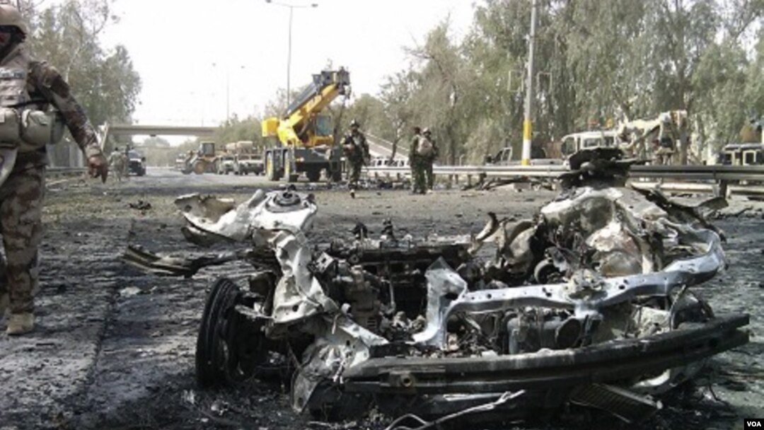 Bangkai mobil yang hancur akibat serangan dua bom mobil di dekat Zona Hijau, Baghdad, Senin (18/4).