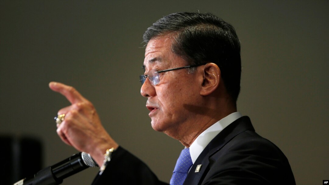 Mantan menteri urusan veteran, Eric Shinseki berbicara di depan Koalisi Nasional untuk Veteran Tunawisma, 30/5/2014. Shinseki dikecam karena berbagai masalah dalam departemennya, termasuk membiarkan para veteran menunggu lama dalam mendapat layanan kesehatan.