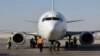 Un avion transportant des citoyens émiratis et d'autres ressortissants, évacués du Soudan pour échapper au conflit, arrive à l'aéroport d'Abu Dhabi, à Abu Dhabi, Émirats arabes unis, le 30 avril 2023. 