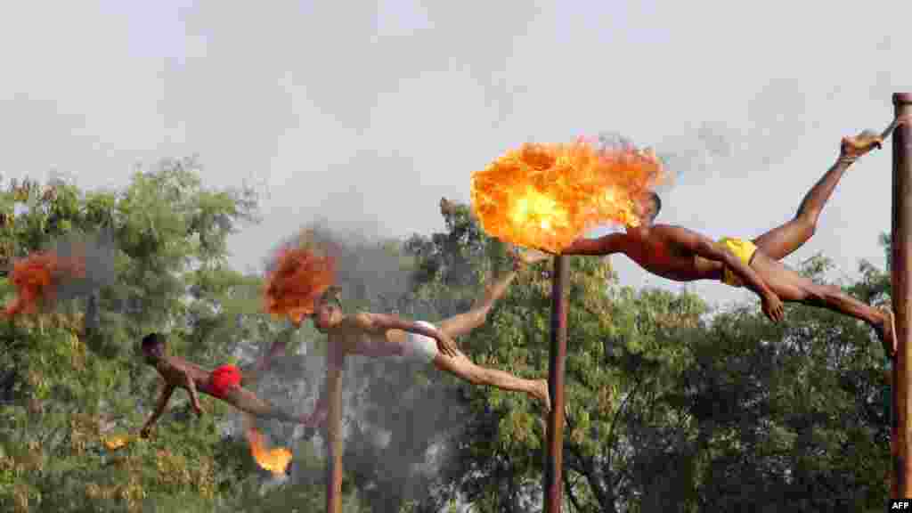 Des soldats indiens prennent part à une opération d'expieration de feu à Main&nbsp; - un exercice de formation conjointe entre les troupes indiennes et chinoises - au camp militaire Aundh à Pune, le 18 Novembre 2014.