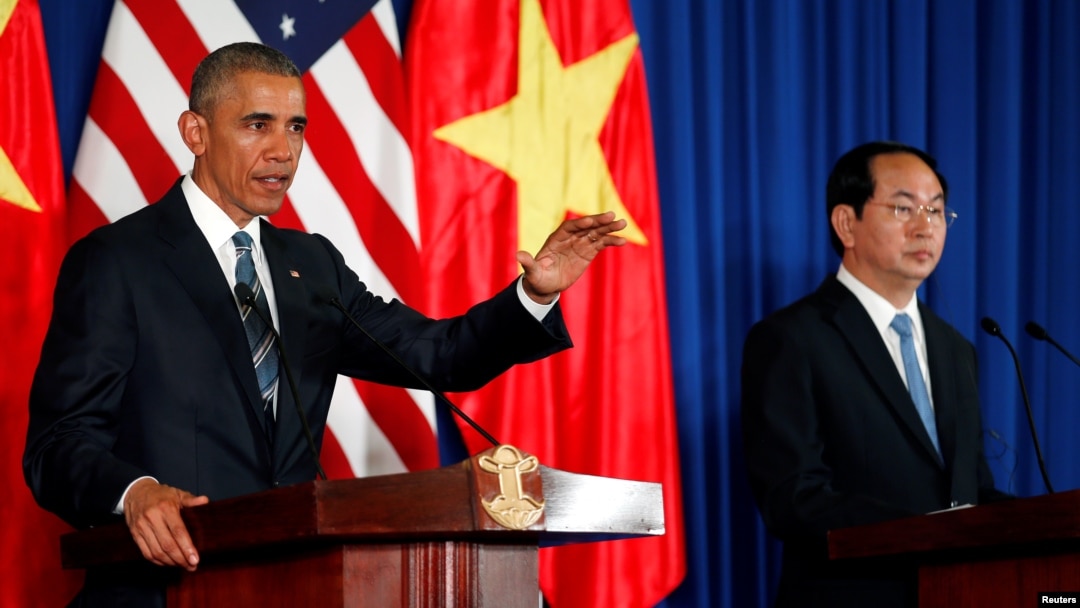 Tổng thống Hoa Kỳ Barack Obama trong cuộc họp báo chung với Chủ tịch nước Việt Nam Trần Đại Quang tại Hà Nội, ngày 23/5/2016. Tổng thống Obama nói Hoa Kỳ và Việt Nam vẫn còn những bất đồng về nhân quyền và mỗi thương vụ bán vũ khí sẽ được xét duyệt trên căn bản từng trường hợp một.