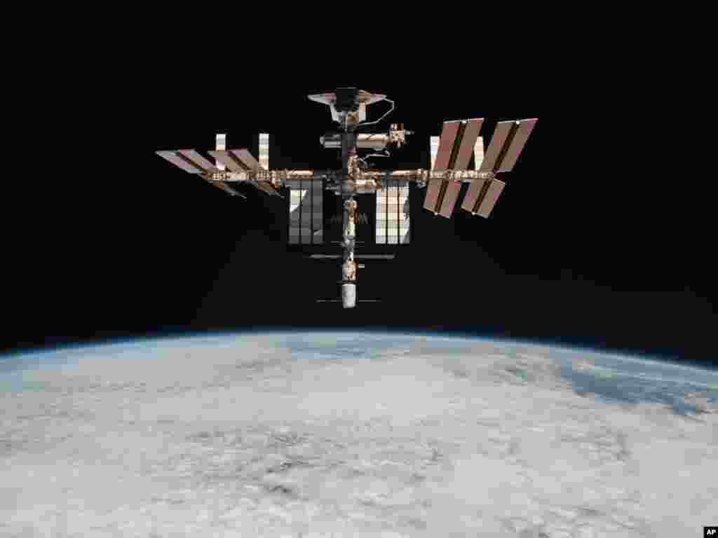 这张国际空间站与航天飞机对接的照片2011年5月24日由第27远征组(Expedition 27)成员从俄罗斯航天飞机上拍摄。这是首次从航天飞机上拍摄国际空间站与航天飞机停靠在一起的照片。