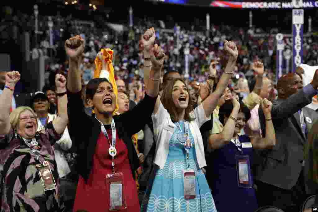 Wajumbe wa Virginia wakishangilia baada ya mgombea mwenza Sen. Tim Kaine kuteuliwa rasmi kugombania kiti cha makamu rais.Philadelphia, July 27, 2016.