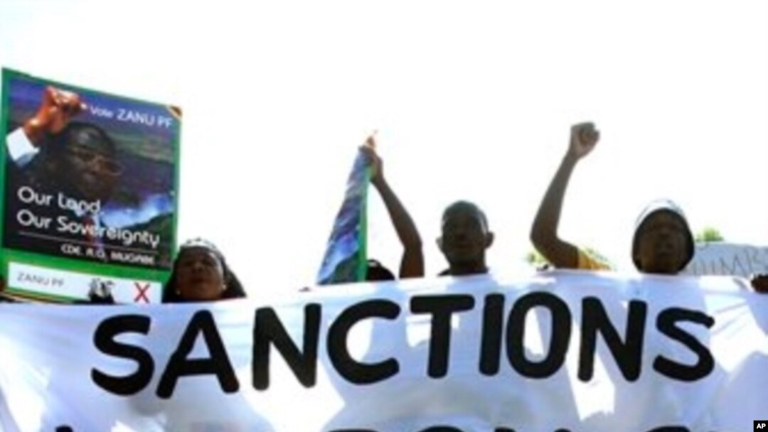 Apoiantes de Mugabe protestam contra as sanções
