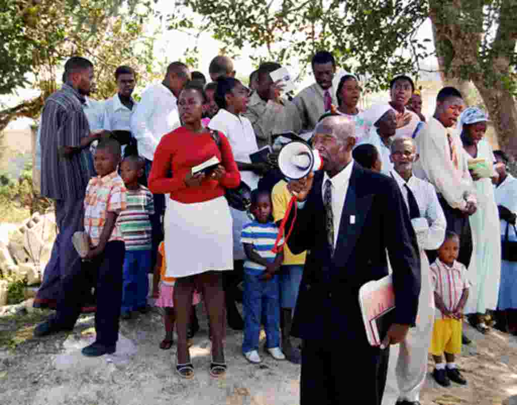 Bantuan Internasional Berlanjut di Haiti (Foto: B. Newhouse)