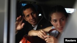 La esposa del presidente interino de Venezuela Juan Guaidó, Fabiana Rosales, denunció el martes 26 de marzo de 2019 en Nueva York que el auto en que viajaba el líder opositor fue apuntado con armas y le fueron lanzados gases lacrimógenos.