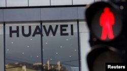 Una valla promociona a Huawei, la compañía tecnológica de procedencia China y con reclamaciones de EE.UU. de permitir la vigilancia del gobierno chino a través de su infraestructura.