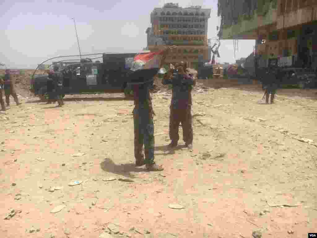 Iraqi troops celebrate in Old Town Mosul, Iraq, July 8, 2017. (K. Omer/VOA Kurdish)