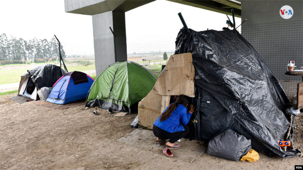 Este grupo de migrantes eligió un espacio debajo de un puente para quedar más resguardados de los elementos. [Foto: Diego Huertas]