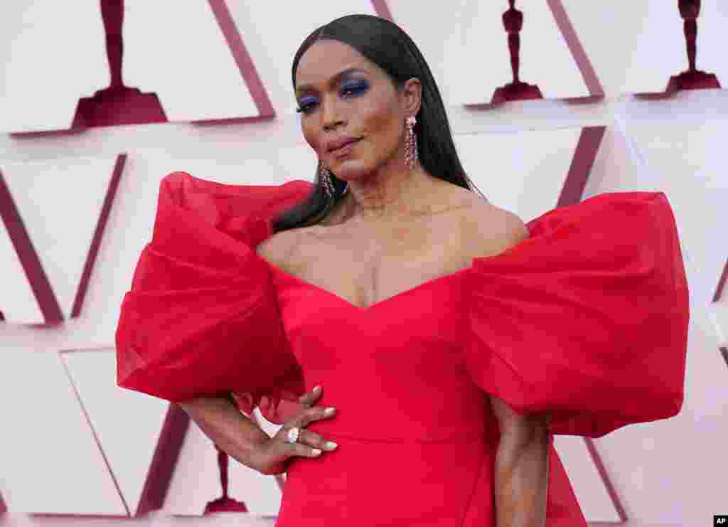 Angela Basset à chegada dos Oscars